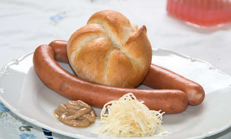 Wiener Wrstchenmit Senf und Kren
