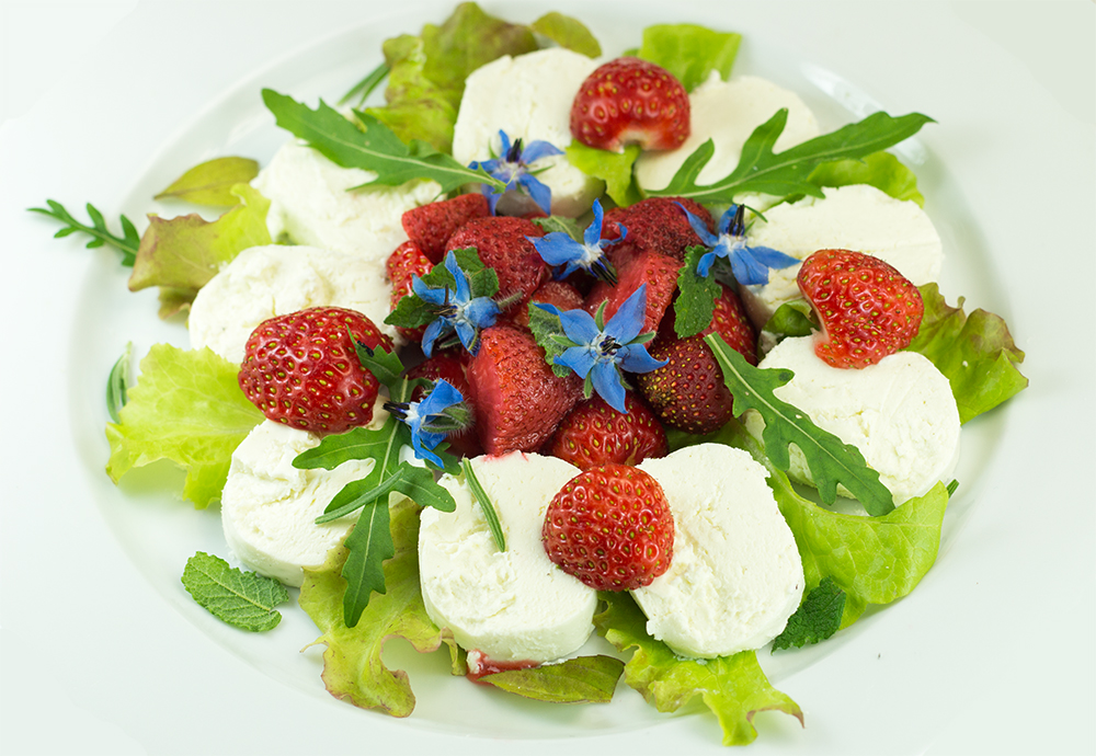 Schafkäse mit Erdbeeren